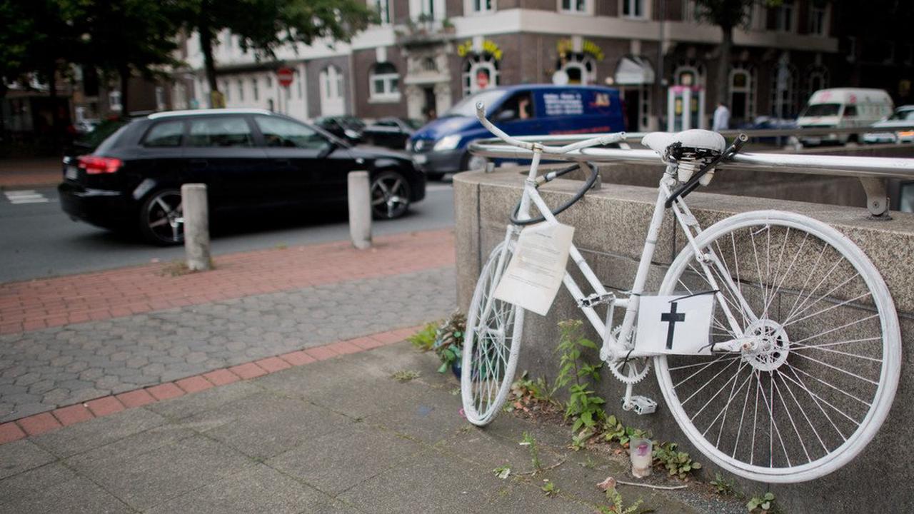 Radfahrer-Mahnwache nach tödlichem Unfall in Wiesbaden
