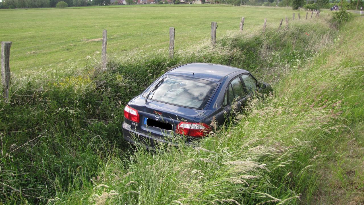 Auto landet in der Altmark im Graben: Unfallverursacher flüchtet