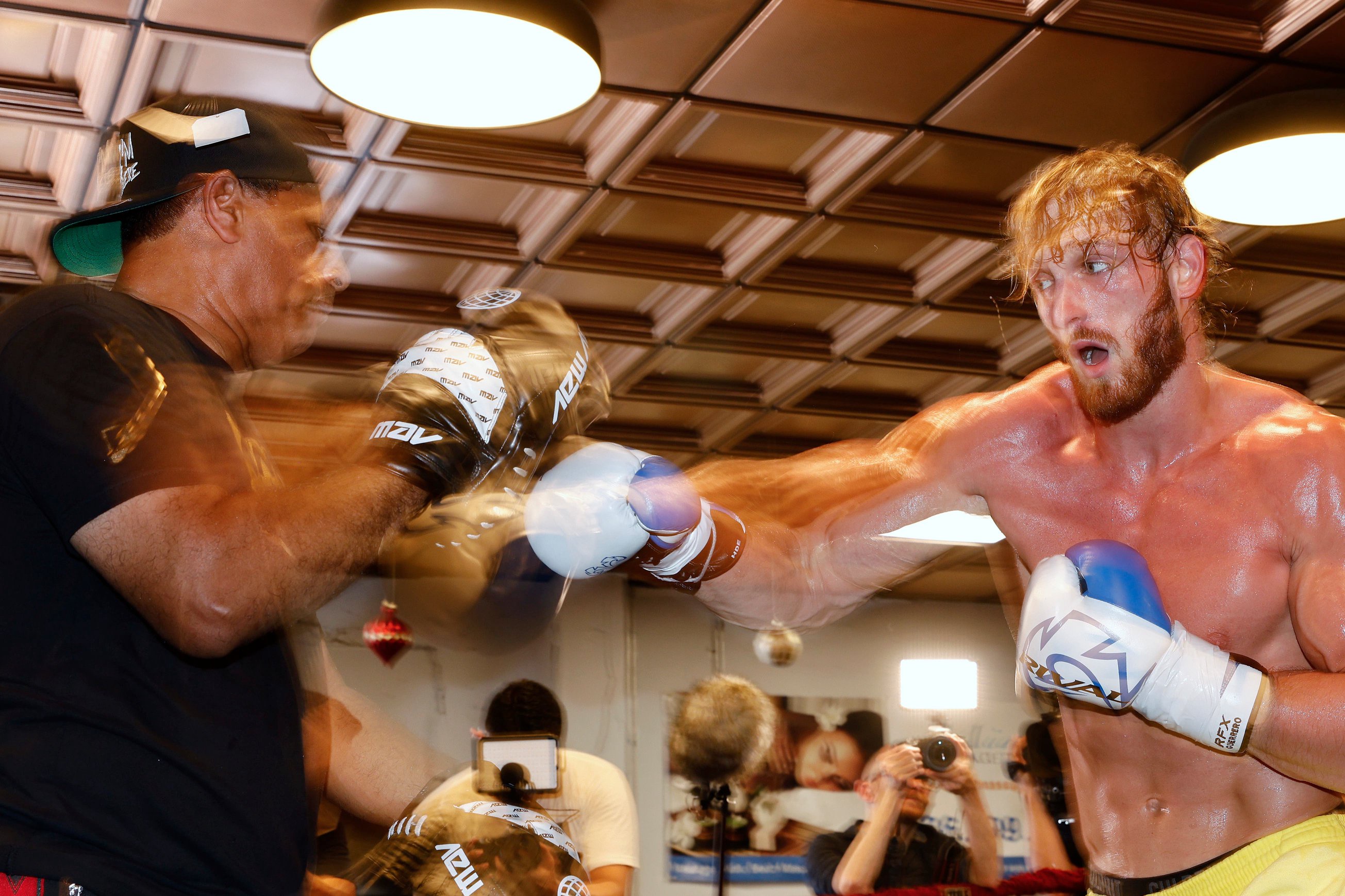 Floyd Mayweather Vs Logan Paul Uk Fight Time Undercard Prediction Rules Purse And Betting Odds Opera News