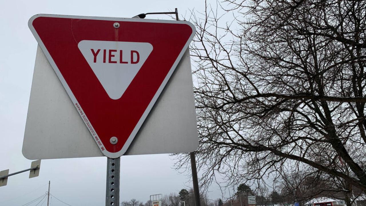You Ask We Answer Flashing Yellow Arrow Vs Yield Sign Who Has The Right Of Way Opera News