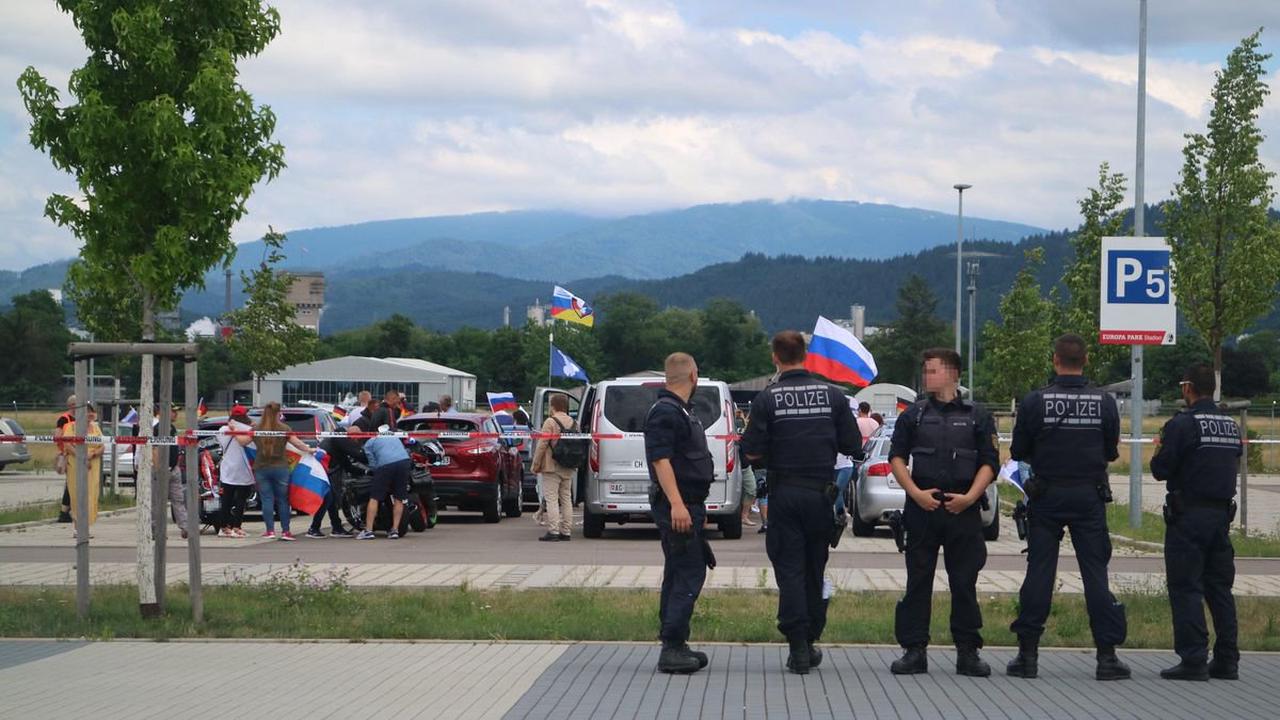 Freiburg (D): Schweizer Putin-Fans nehmen an Russen-Autokorso in Deutschland teil