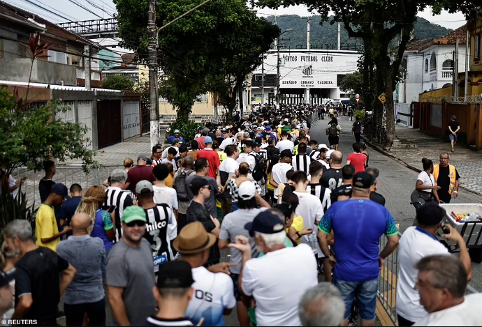 Thousands of fans line up to pay their respects to Pele as his coffin arrives for his final farewell (Photos)