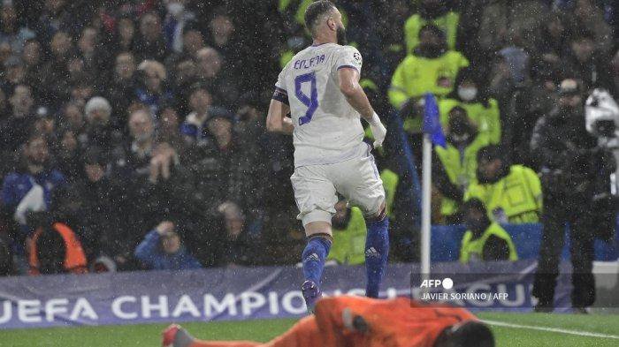 Striker Real Madrid asal Prancis Karim Benzema (belakang C) merayakan setelah mencetak gol keduanya pada pertandingan sepak bola leg pertama Perempat final Liga Champions UEFA antara Chelsea dan Real Madrid di stadion Stamford Bridge di London, pada 6 April 2022.