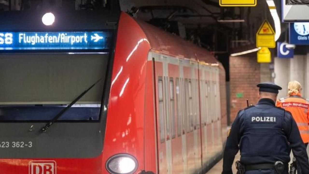 Kriminalität : Mann in München vor S-Bahn gestoßen