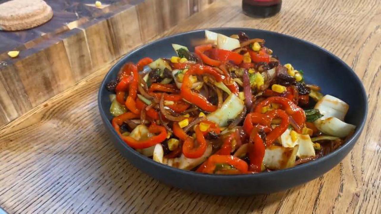 Hensslers schnelle Nummer: Veganes Rezept für Wok-Gemüse mit Spezial-Geschmackskick