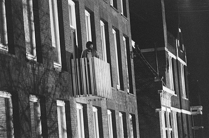 Seorang penyandera di balkon gedung KJRI Amsterdam. Mereka menuntut pertemuan antara pihak Indonesia, PBB, Belanda, juga pemimpin Maluku Selatan untuk berunding membahas kemerdekaan.