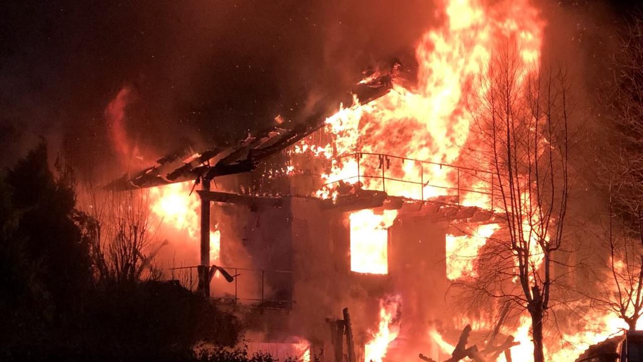 Wohnhaus brennt in Esch/Eifel bis auf die Grundmauer nieder