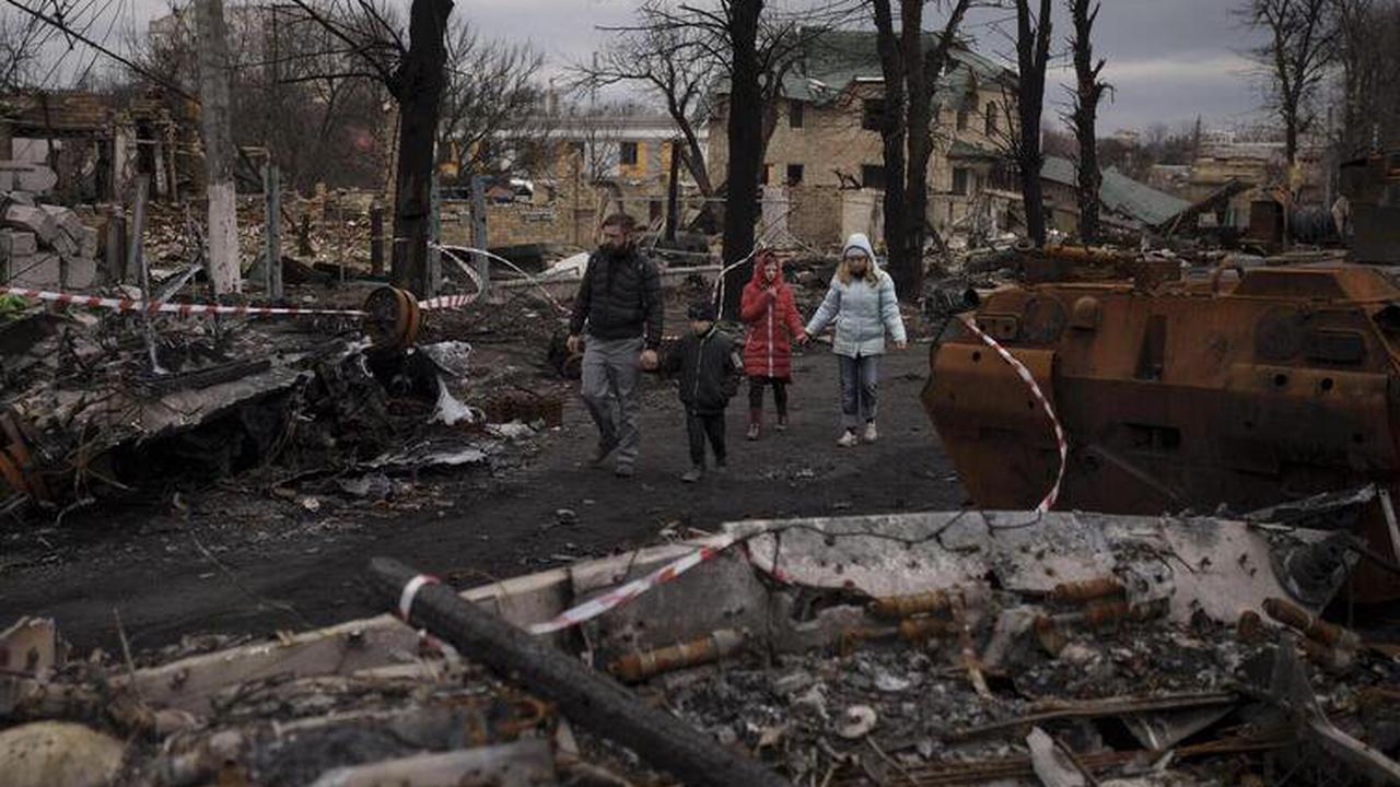 Ukrai­ne Kriegs­ver­bre­chen in But­scha: Be­such in der Stadt des Schmer­zes
