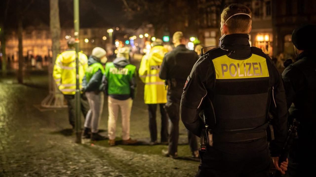 Zwischenfall bei Protest in Northeim: Paar beleidigt Polizeibeamte, die packen zu