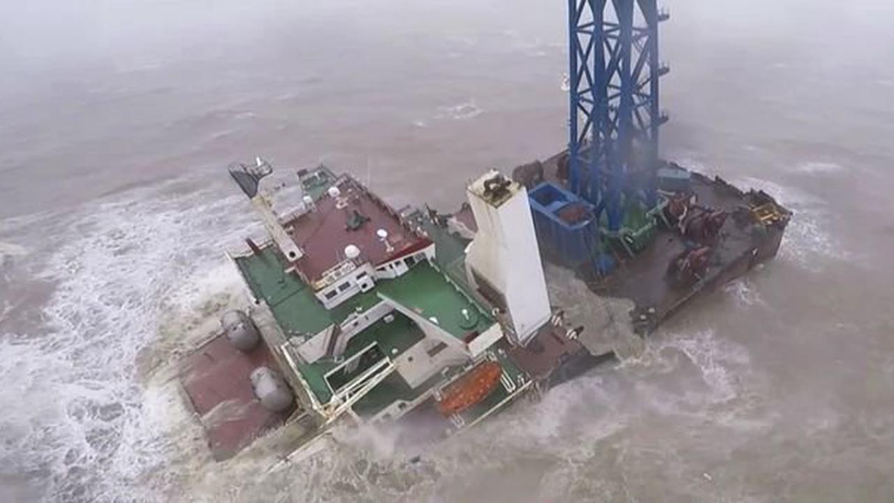 Schiff vor der Küste Chinas nach Taifun in zwei Teile zerbrochen