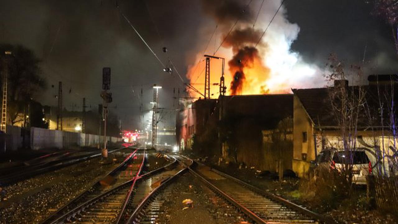 NRW: Flammen-Inferno! Großbrand hält Feuerwehr auf Trab