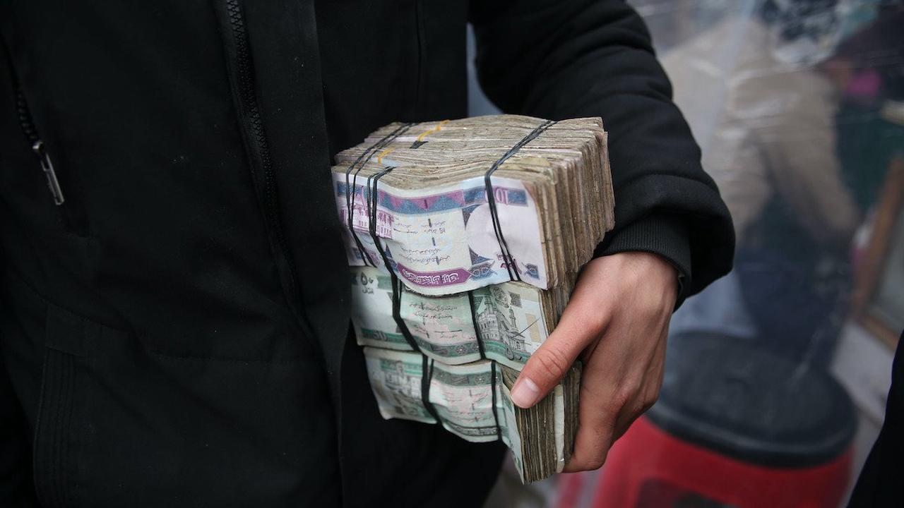 Die Taliban bereichern sich an 800 Millionen US-Dollar Hilfsgeldern, das Bankensystem steht vor einem Kollaps – ein Insider-Bericht aus Afghanistan