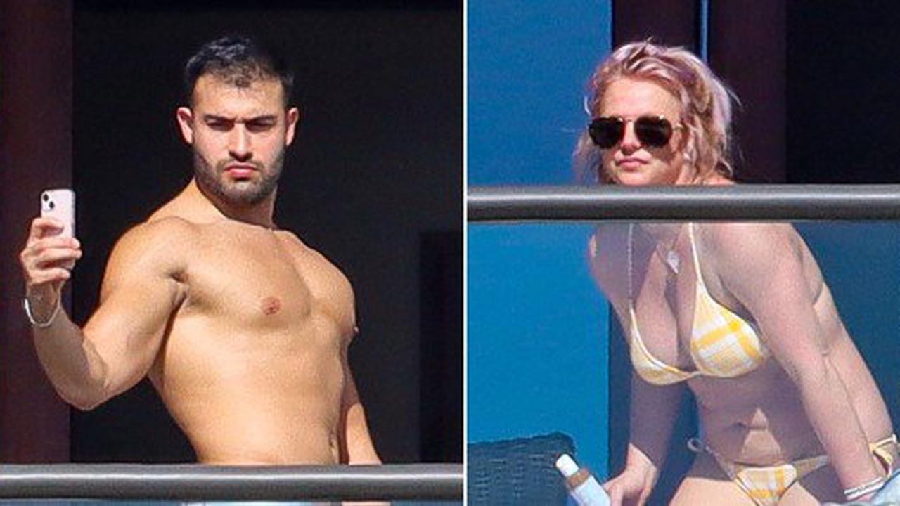 Britney Spears rocks bikini as she enjoys Hawaiian getaway with fiance