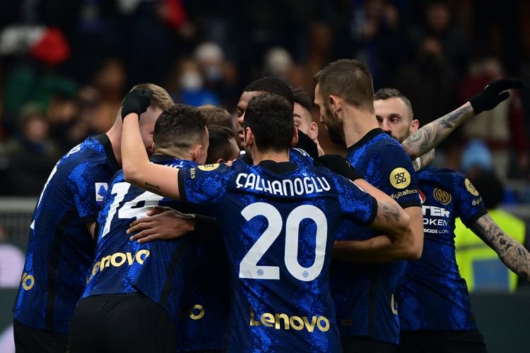 Para pemain Inter Milan merayakan gol kedua mereka ke gawang Cagliari pada laga pekan ke-17 Liga Italia di Stadion Giuseppe Meazza, Senin (13/12/2021) dini hari WIB.