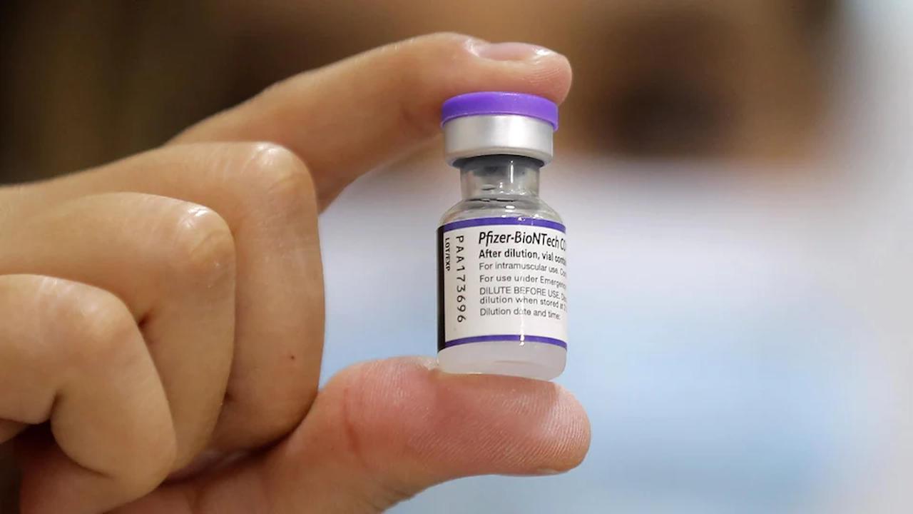 Un vaccin annuel contre la COVID-19 préférable à des rappels fréquents, selon Pfizer