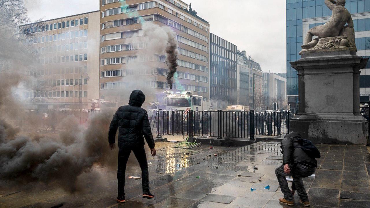Covid-19 : des violences éclatent entre la police et des opposants aux restrictions sanitaires à Bruxelles