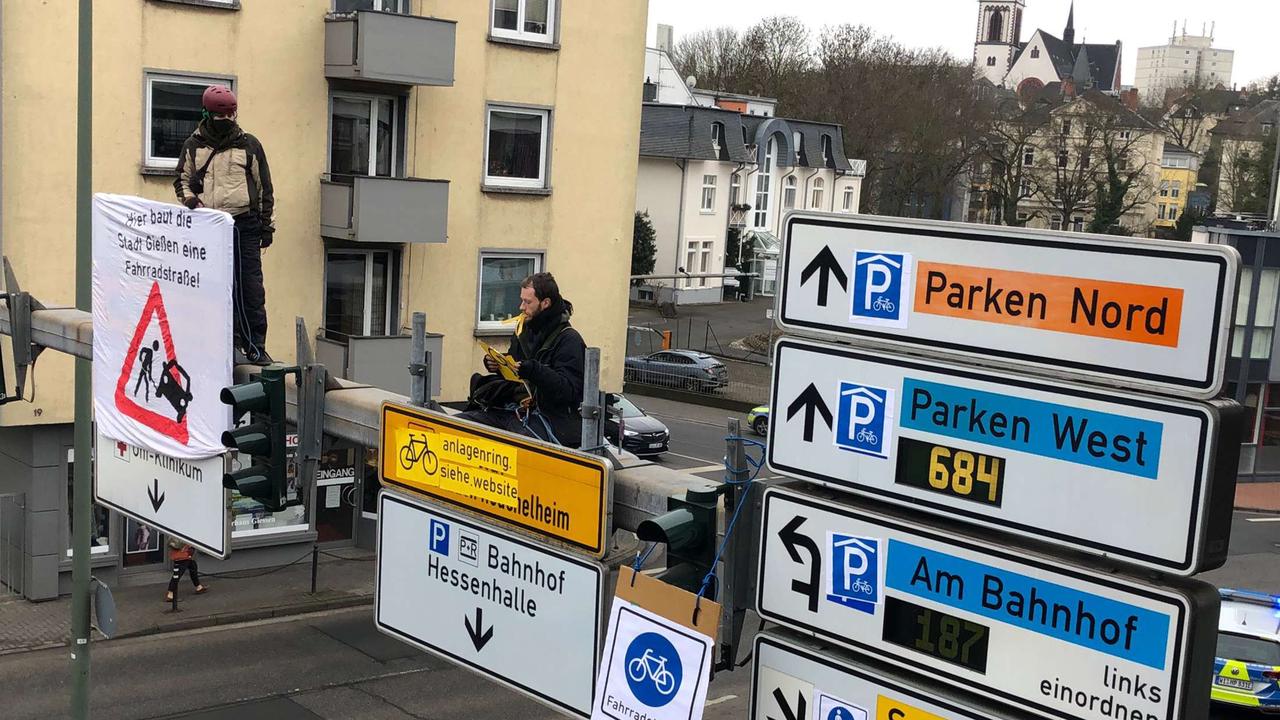 Gießen: Aktivisten klettern auf Ampel – Polizeieinsatz auf Südanlage | Gießen