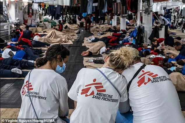  Dix migrants retrouvés morts après avoir étouffé dans un bateau en bois emballé transportant 100 à travers la Méditerranée (photos)