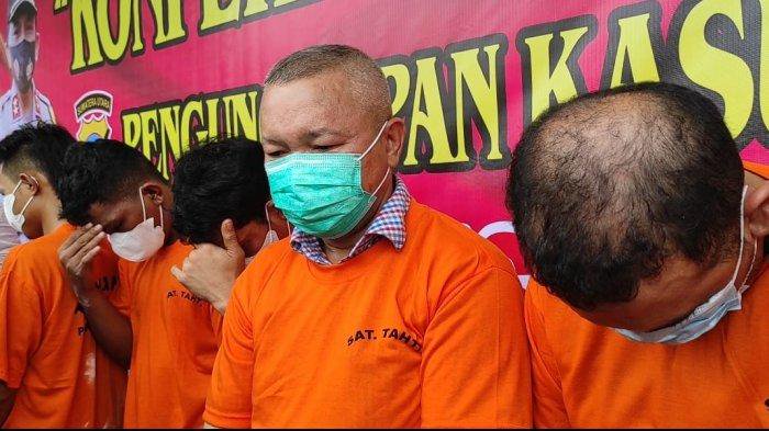 Sekda Nias Utara Yafeti Nazara saat dipamerkan dalam gelar pemaparan di Polrestabes Medan, Senin (14/6/2021).(TRIBUN MEDAN/M FADLI TARADIFA)