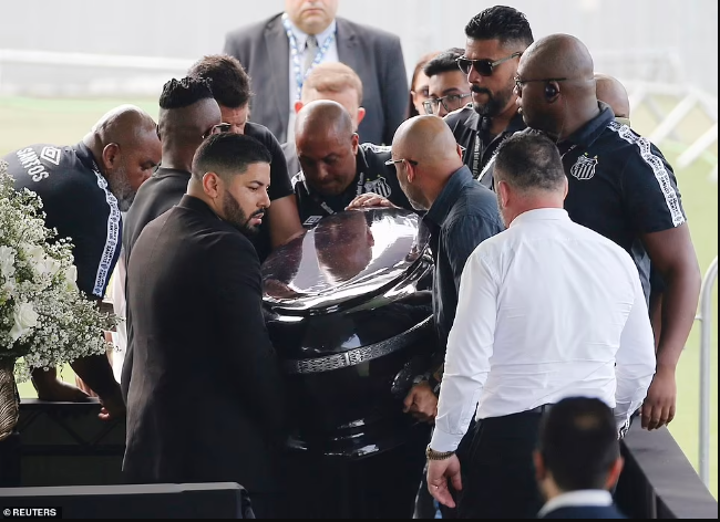 Thousands of fans line up to pay their respects to Pele as his coffin arrives for his final farewell (Photos)