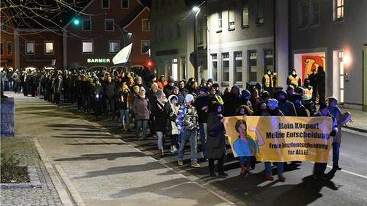 Corona in Schwandorf AfD reiht „NPD-Fritzen“ in Demozug ein