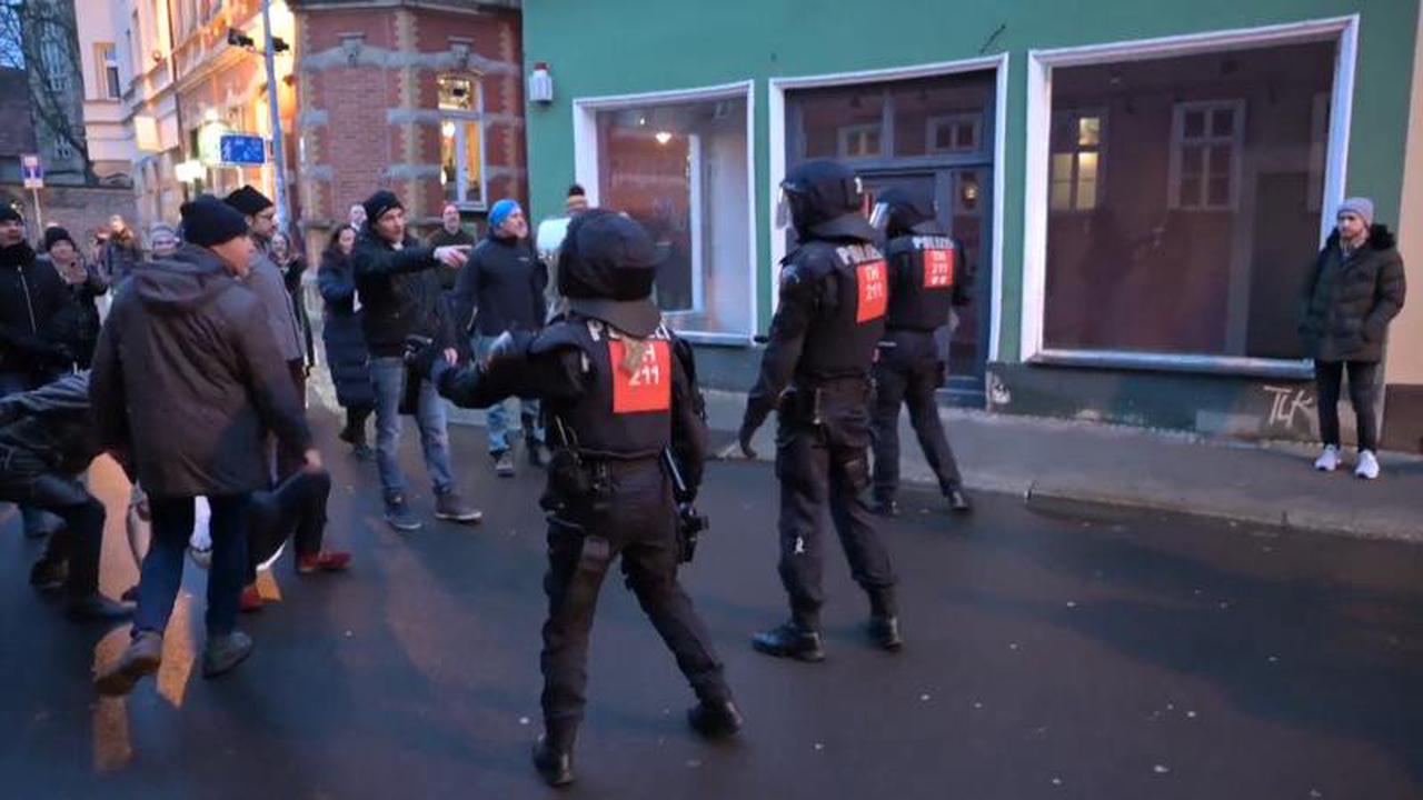 Erfurt: Vier Polizisten fliehen vor hunderten Demonstranten!