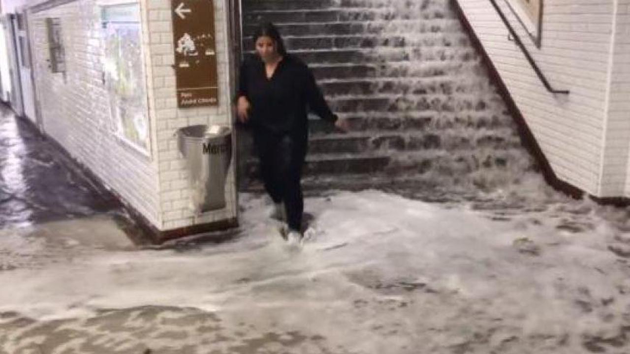 France : Pluies torrentielles inondent rues et stations à Paris (vidéo)