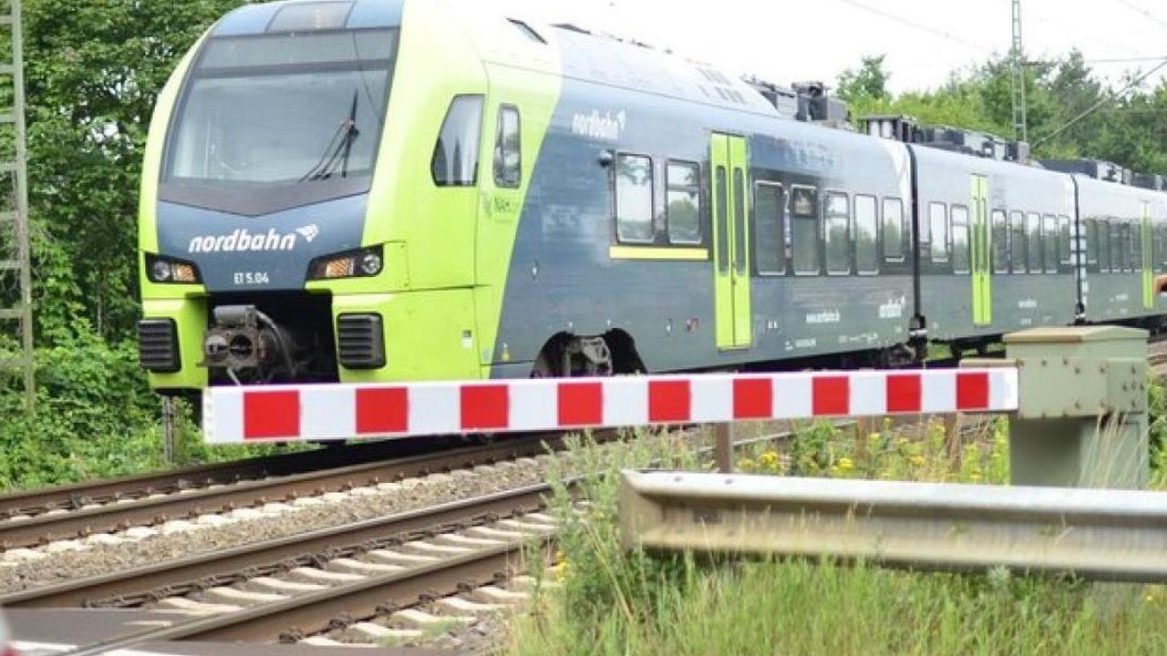 Defekter Zug der Nordbahn und A23-Unfall sorgen für Stau in Horst
