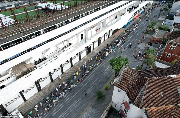 Thousands of fans line up to pay their respects to Pele as his coffin arrives for his final farewell (Photos)