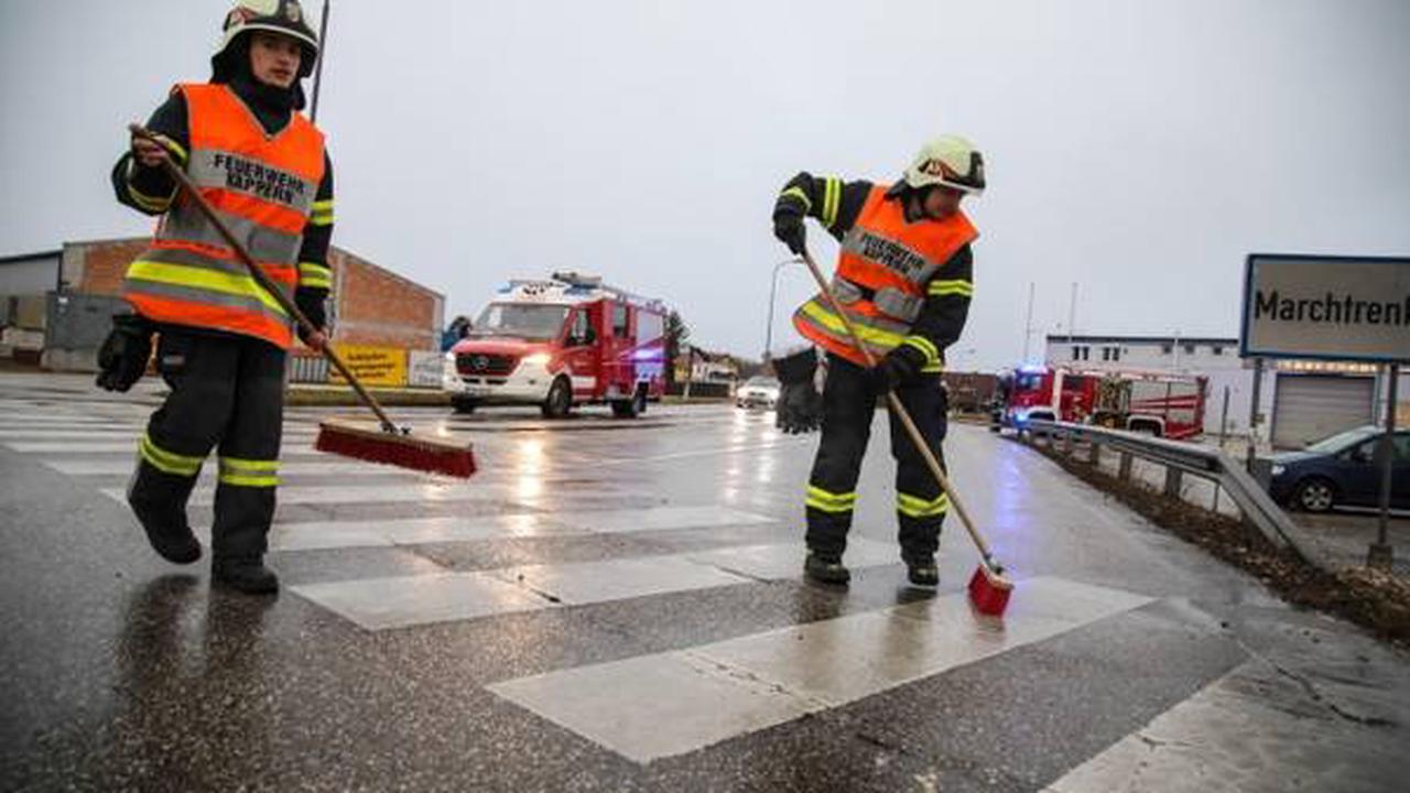 Feuerwehr beserlte überschaubare Menge Schotter aus Kreuzungsbereich in Marchtrenk