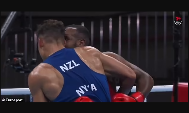 Tokyo 2020 Olympics: Morocco heavyweight Youness Baalla appears to bite New Zealand's David Nyika during their fight (Photos)