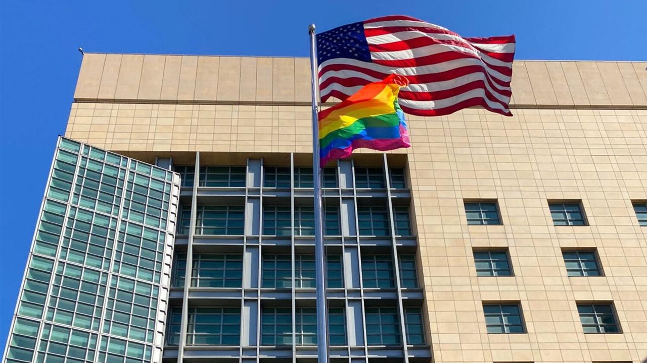 В комитете ГД по вопросам семьи не увидели нарушения закона в вывешивании ЛГБТ-флага у посольства США