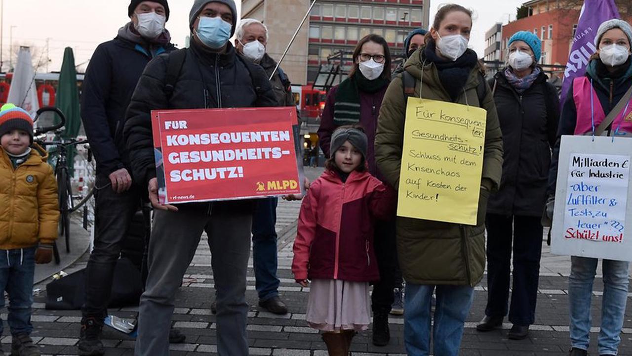 „Schluss mit dem Krisenchaos“: Kölner Eltern demonstrieren gegen Test-Regeln an Schulen