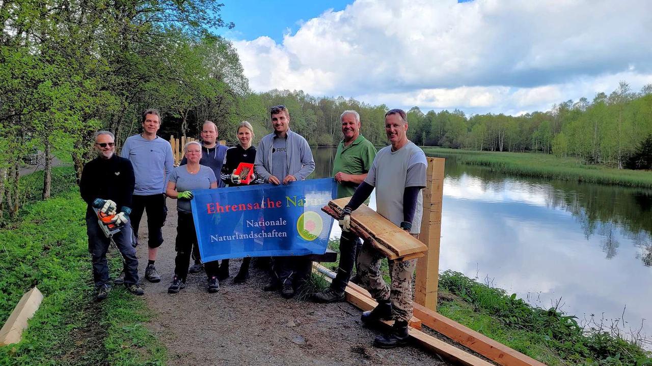 Freiwilligen-Programm „Ehrensache Natur“: Neuer Zaun für Moorsee in der Rhön