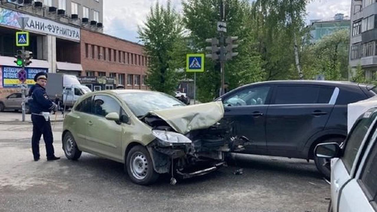 Массовая авария произошла на Сибирском тракте в Екатеринбурге