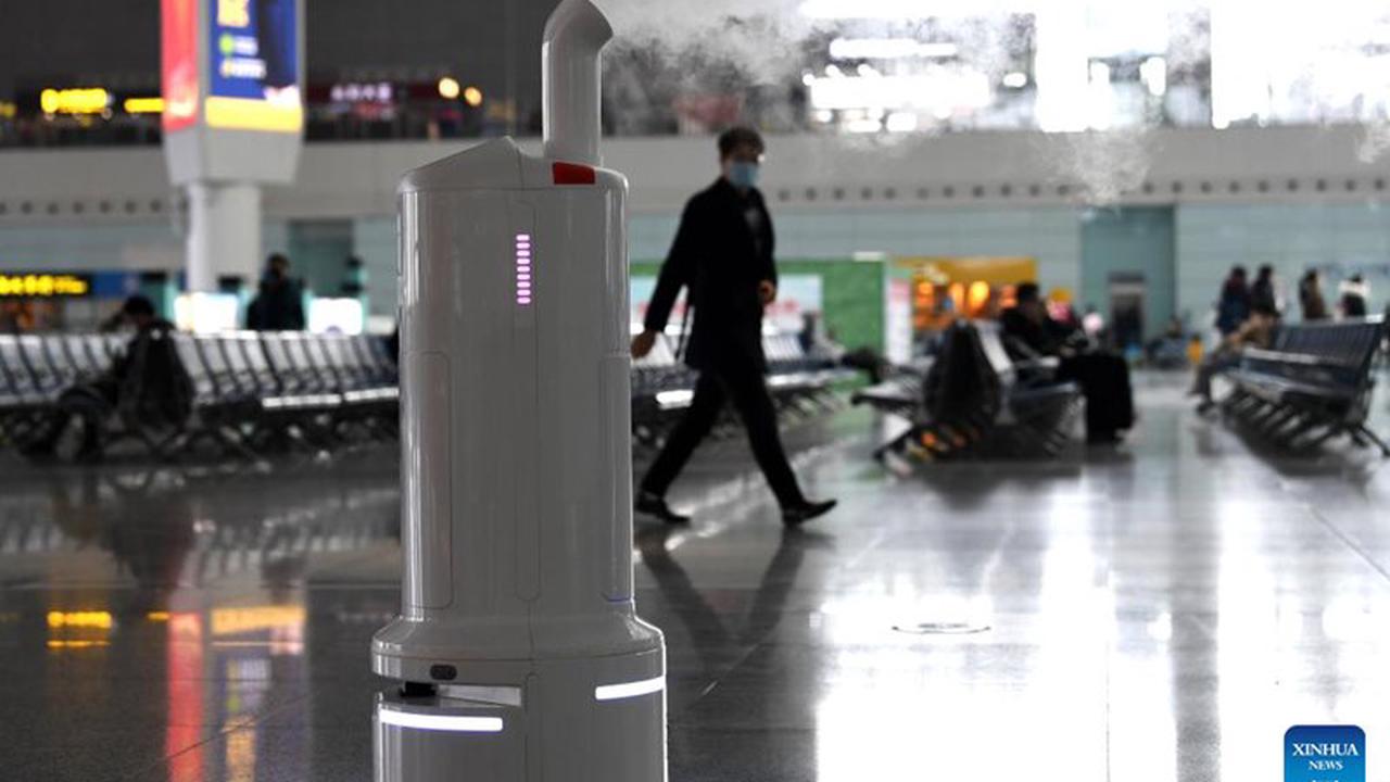 Roboter zur COVID-19-Prävention und -kontrolle am Bahnhof in Südchina