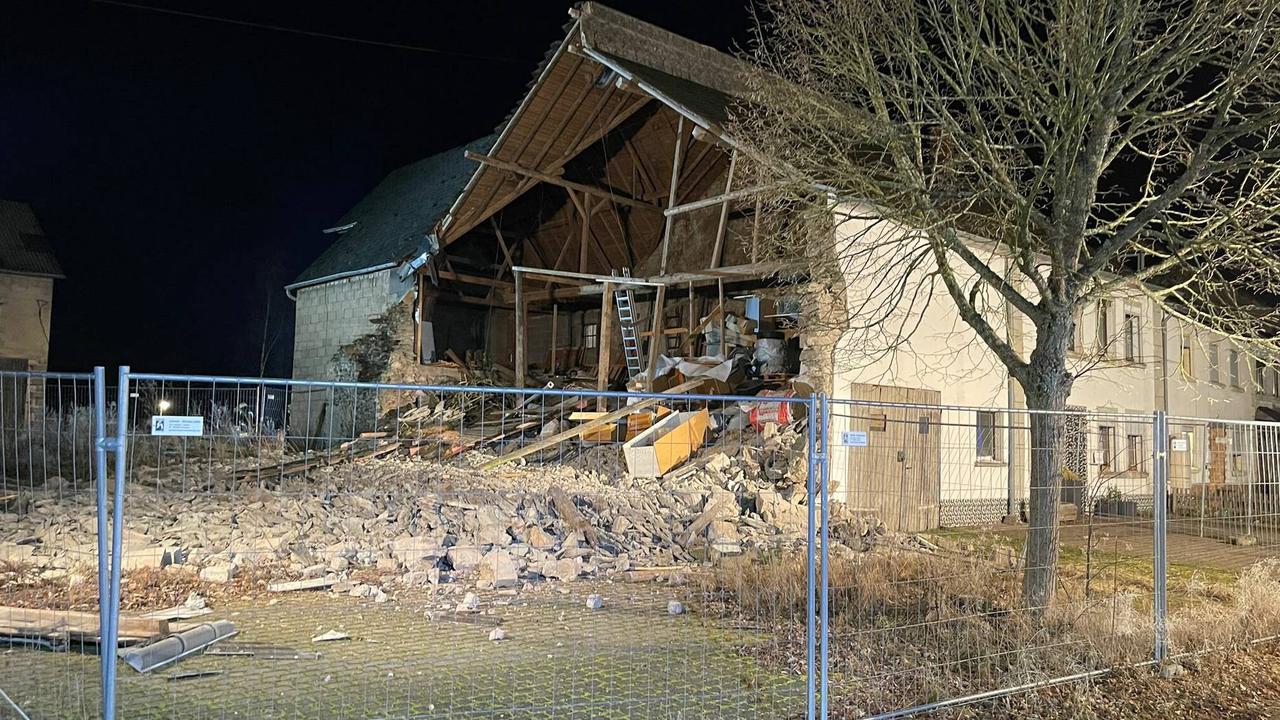Breit: Wand an Gebäude eingestürzt - Rettungskräfte im Einsatz