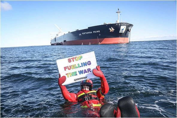 Aktivis Greenpeace hadang kapal berlogo Pertamina (situs resmi Greenpeace)