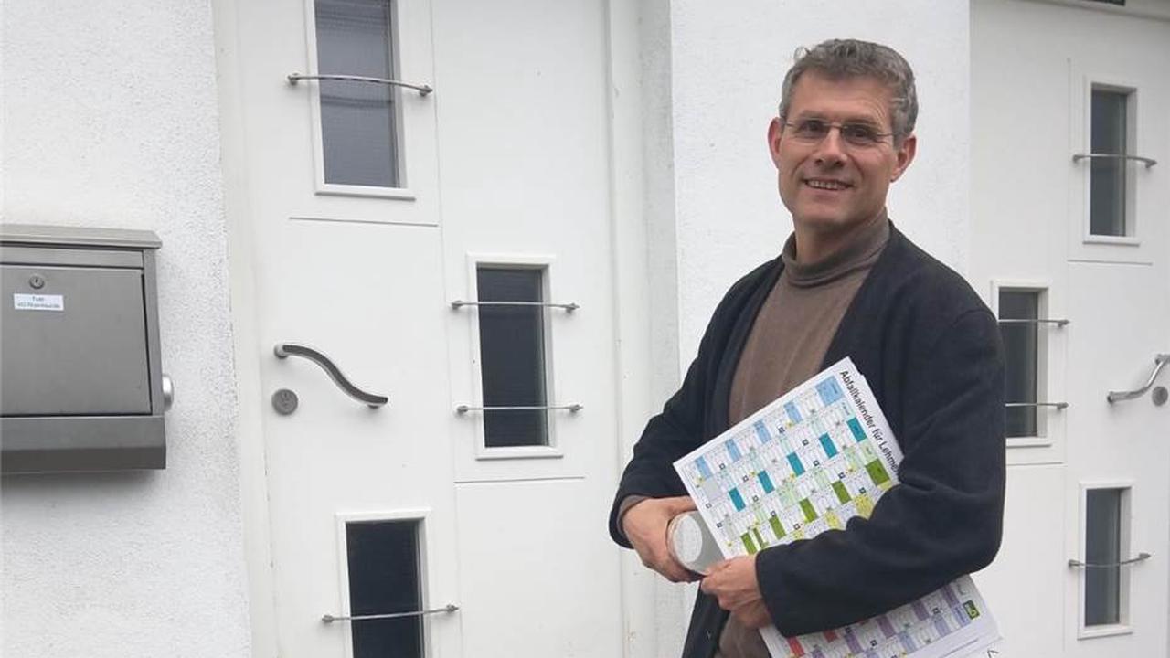 Martin Ibald verteilt praktischen Abfallkalender
