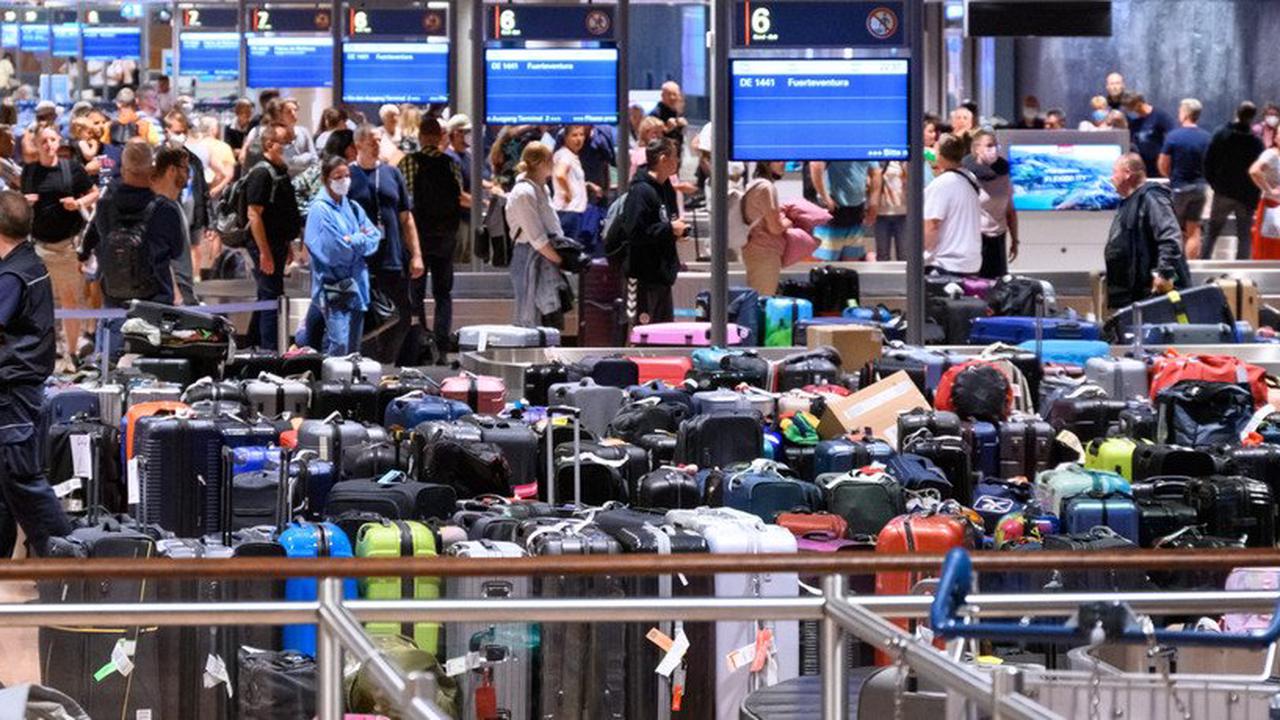 Chaos zur Urlaubszeit Ausländische Helfer sollen an Flughäfen einspringen