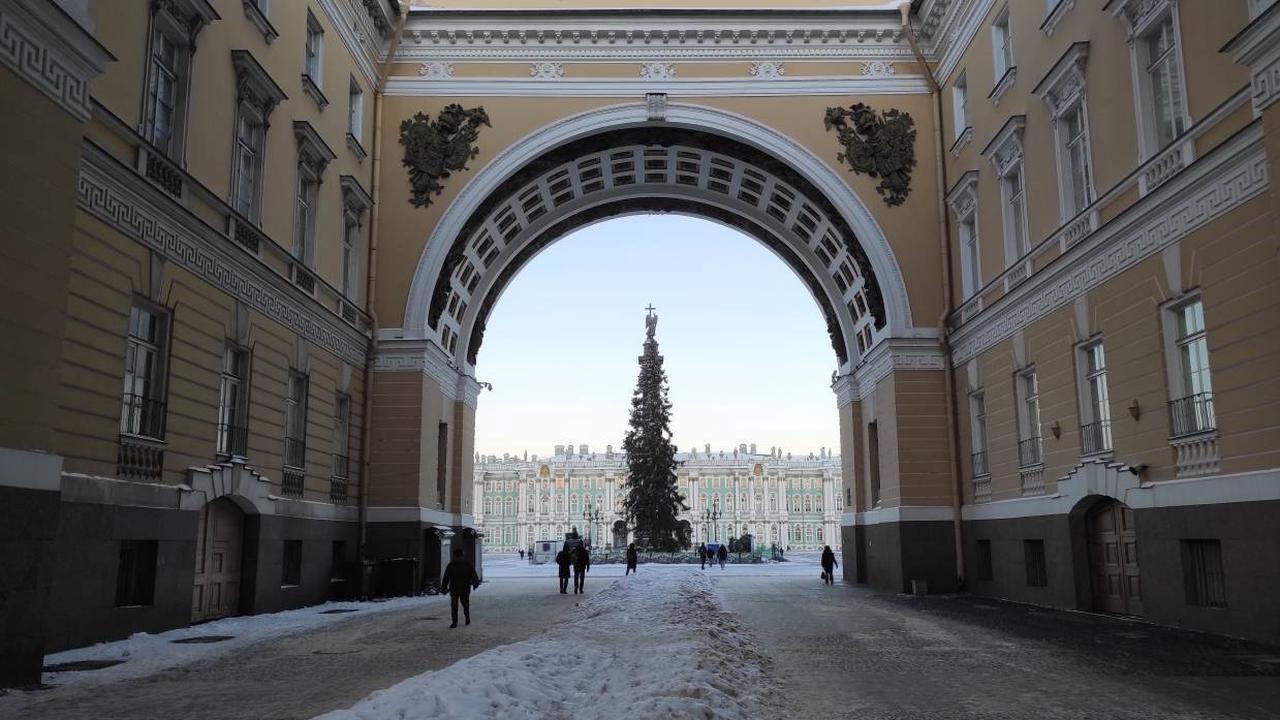 Антипрививочники «штурмовали Зимний», дети тушили Вечный огонь: как прошел день в Петербурге