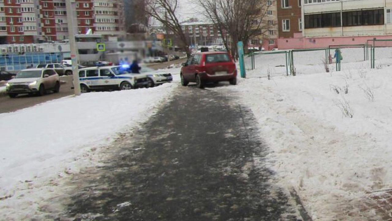 В Ижевске нетрезвый водитель сбил на тротуаре двух детей