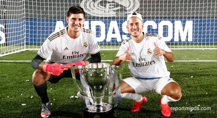 Eden Hazard pose with La Liga trophy alongside Courtois - Report Minds