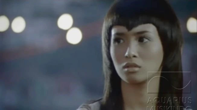 Penampilan Ayushita di video klip lagu "Jangan Bilang Tidak" Bukan Bintang Biasa (BBB). [YouTube Aquarius Musikindo]