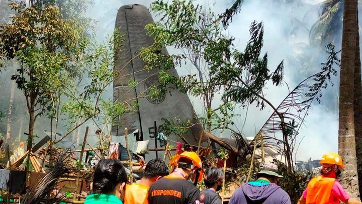  50 killed in Philippine military plane crash (Photos)