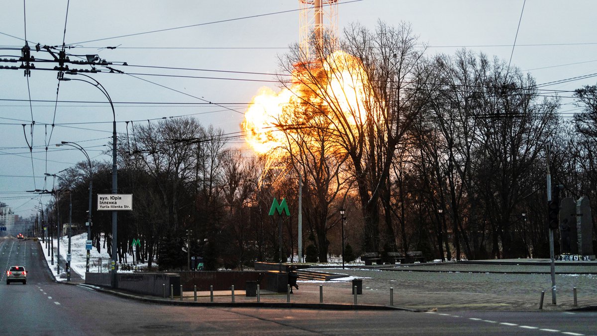 Ledakan di sebuah menara televisi di Kyiv, 1 Maret 2022.
