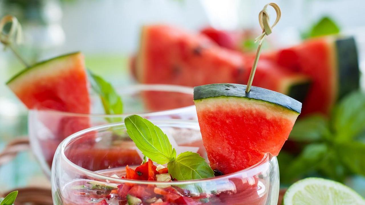 Die leckerste Sommerhitze-Suppe der Welt: Wassermelonen-Gazpacho, in nur 10 Minuten zubereitet!