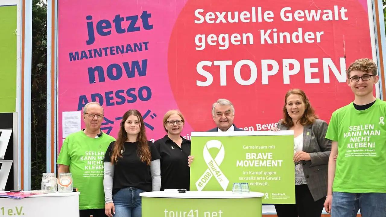„Das kann nie verjähren“: Minister Reul besucht Verein gegen Missbrauch in Gladbach