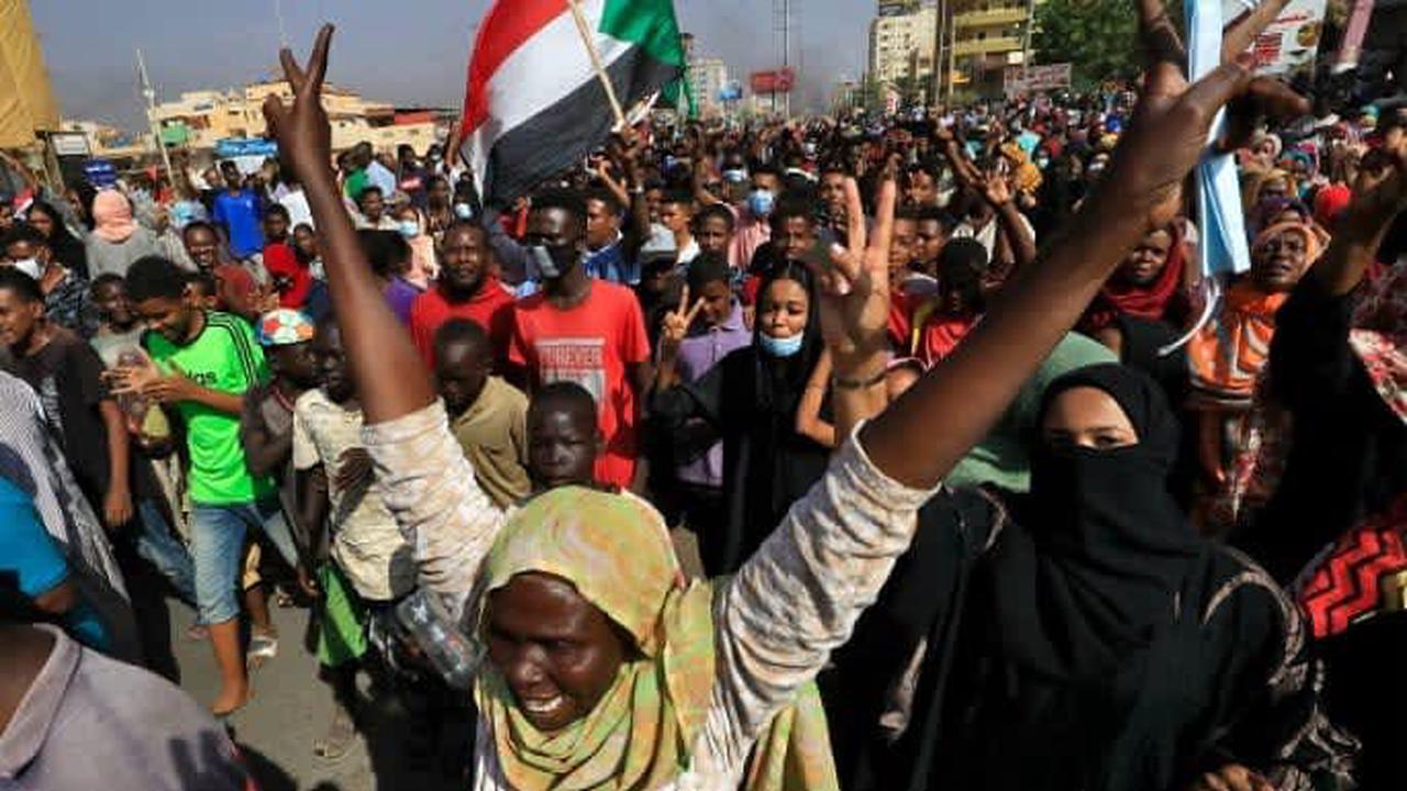 Sudanese take to the streets demanding civilian rule ｜ Al-Araby
