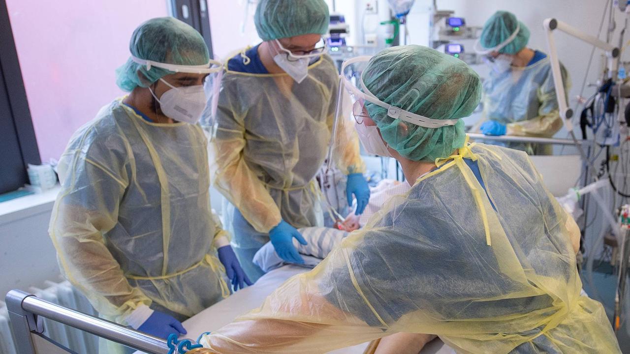 Pandemie: Neuer Rekord: Corona-Inzidenz erstmals vierstellig
